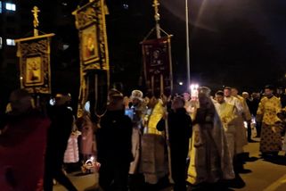 Tisíce lidí, košíky a svíčky. Půlnoční Brno vidělo pravoslavnou oslavu Velikonoc - Novinky